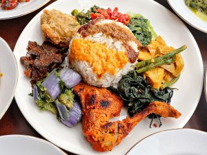 nasii padang (10 Makanan Tradisional Indonesia)